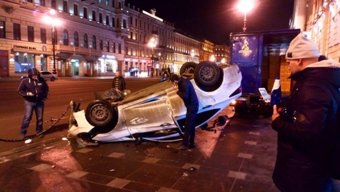 На Невском проспекте в Петербурге Hyundai вылетел на тротуар и перевернулся (1)