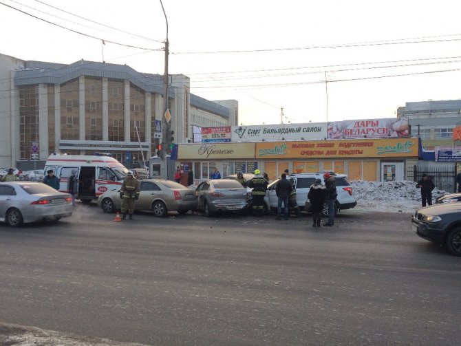 Женщина на иномарке протаранила пять автомобилей в Омске