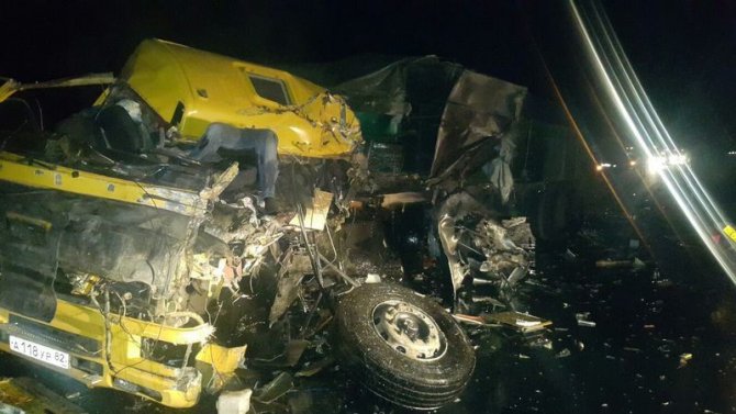 В Крыму в ДТП с двумя фурами погибли оба водителя (1)