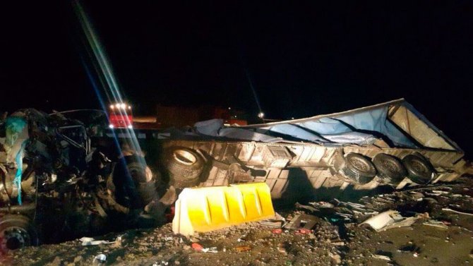 В Крыму в ДТП с двумя фурами погибли оба водителя (2)