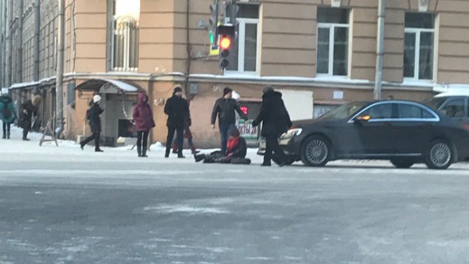 В Петербурге автоледи за рулем Mercedes сбила пенсионерку и скрылась