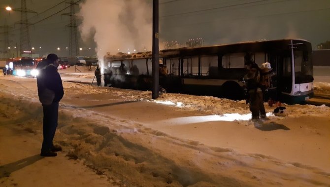 В Петербурге загорелся автобус с пассажирами (2)