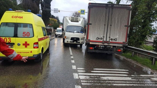 В Сочи грузовик сбил 12-летнюю девочку на переходе
