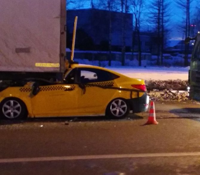 Два человека пострадали в ДТП с фурой и такси в Москве