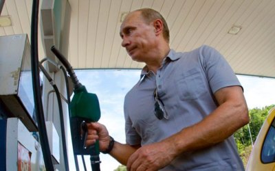 Путин обещал понизить цены на бензин, построив дороги