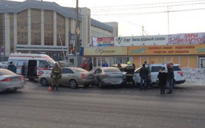 Женщина на иномарке протаранила пять автомобилей в Омске