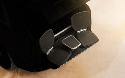 Для первого кроссовера Rolls-Royce придумали кресла, выдвигаемые наружу