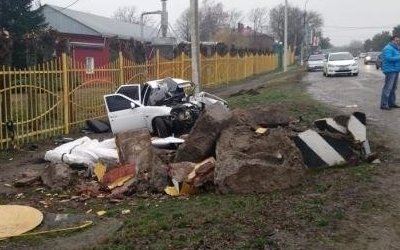 В Армавире «Лада» снесла памятник