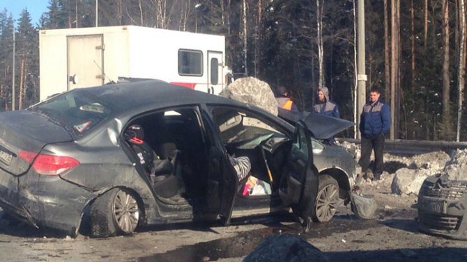 На «Скандинавии» грузовик завалил иномарку камнями – тяжело пострадал 2-летний ребенок (2)