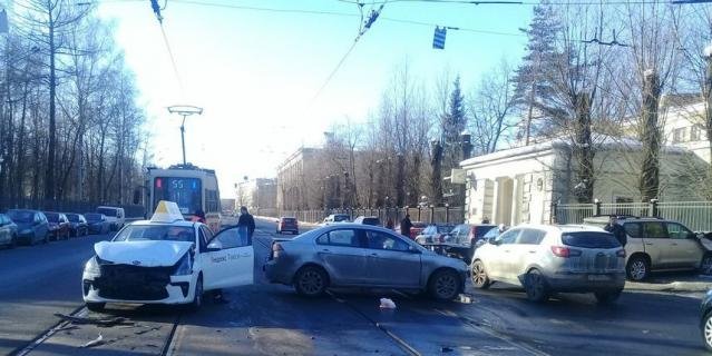 В массовом ДТП в Петербурге пострадала женщина (1)