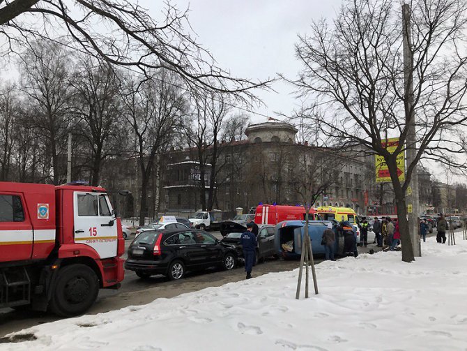 В массовом ДТП в Петербурге пострадал человек