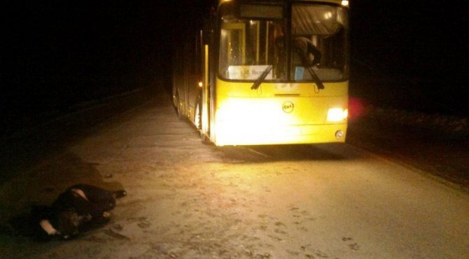 Автобус насмерть сбил человека под Смоленском