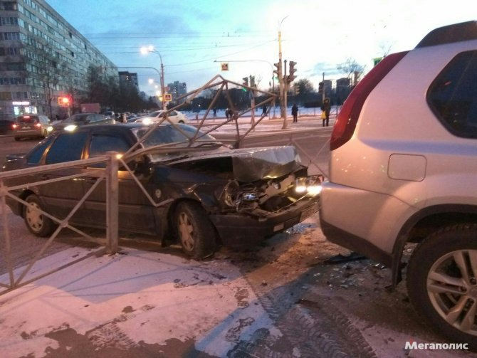 В Петербурге машина придавила женщину к столбу (2)