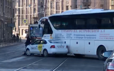 В Петербурге произошло ДТП с такси и туристическим автобусом на мосту