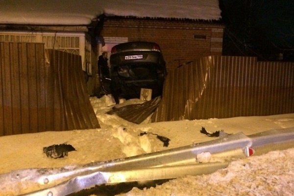 Автомобиль врезался в жилой дом в Подмосковье