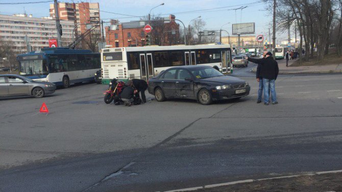 Неудачное открытие сезона в Петербурге мотоциклист попал в ДТП
