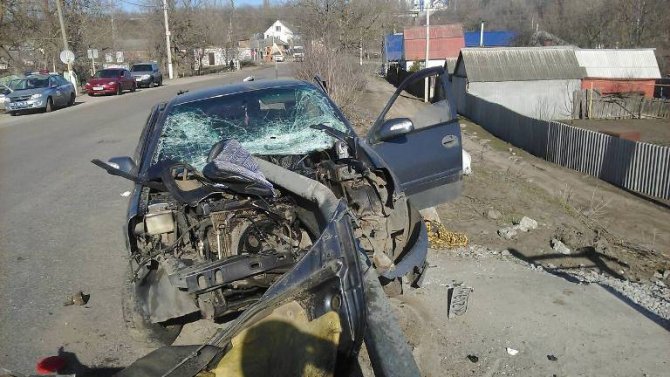 В Боброве иномарка врезалась в забор – погибла девушка-водитель