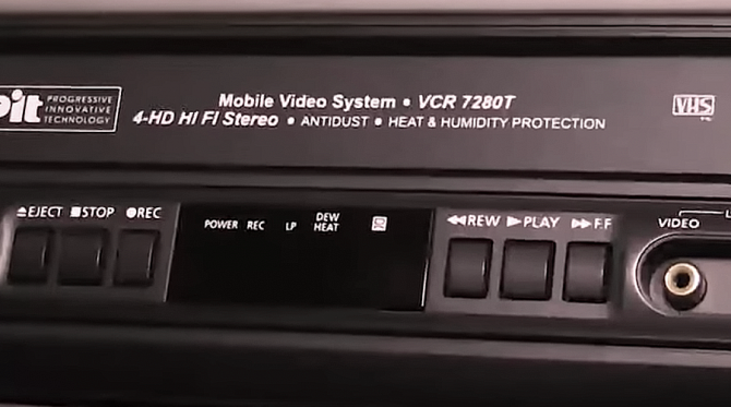 Бронированный Mercedes Путина с кассетным видеоплеером выставлен на продажу в Интернете 5