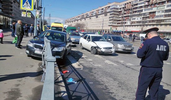 В Петербурге автомобиль сбил трех пешеходов на тротуаре