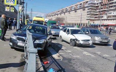 В Петербурге автомобиль сбил трех пешеходов на тротуаре