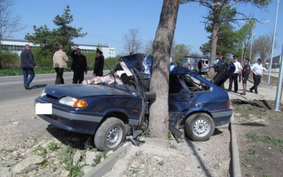 ВАЗ врезался в дерево в Лермонтове – водитель погиб