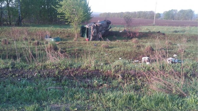 В Тульской области погиб молодой водитель опрокинувшейся иномарки