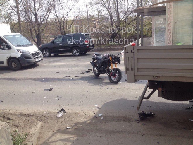 В Красноярске в ДТП с грузовиком погиб мотоциклист (2)