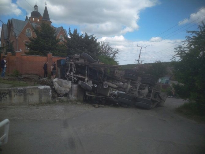 В Ставрополе бетономешалка раздавила «Ниву»  погибли два человека (2)