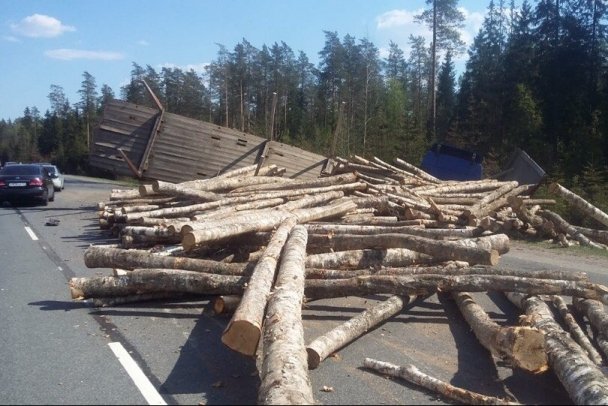Лесовоз рассыпал бревна по «Скандинавии» после ДТП