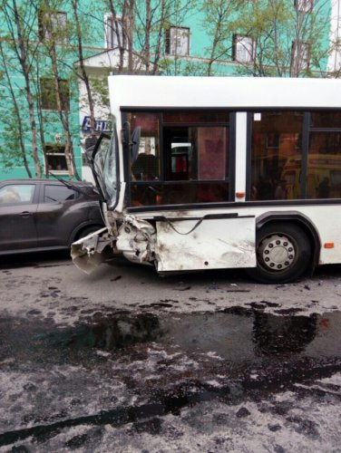 Десять человек пострадали в ДТП с автобусом в Мурманске (1)