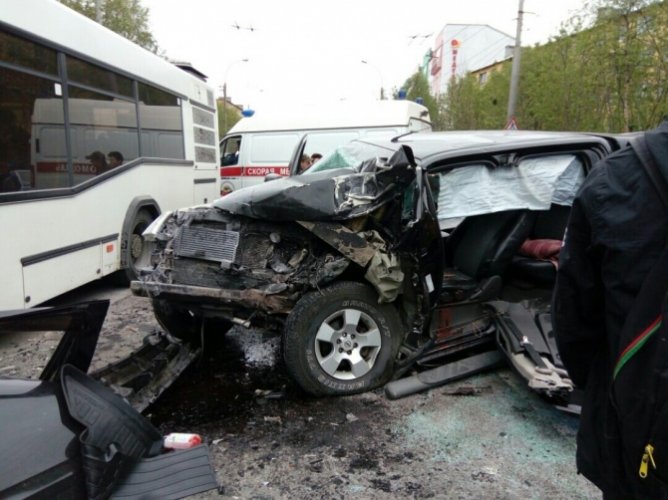 Десять человек пострадали в ДТП с автобусом в Мурманске (2)