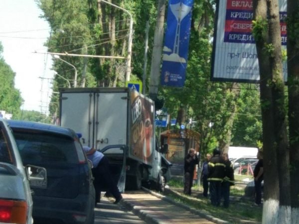 В Ростове «Газель» врезалась в столб – водитель погиб