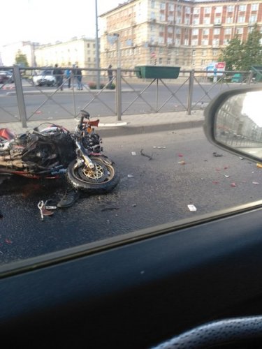 Мотоциклист столкнулся с двумя машинами в Петербурге (1)