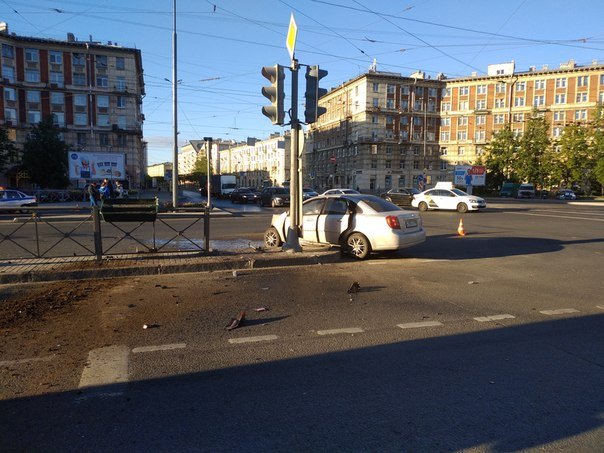 Мотоциклист столкнулся с двумя машинами в Петербурге (3)