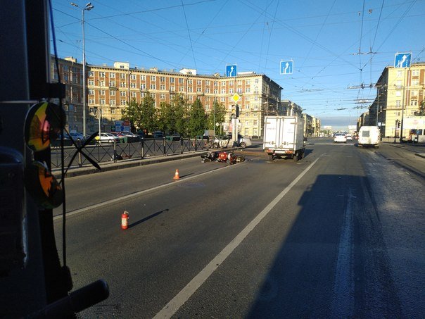 Мотоциклист столкнулся с двумя машинами в Петербурге (5)
