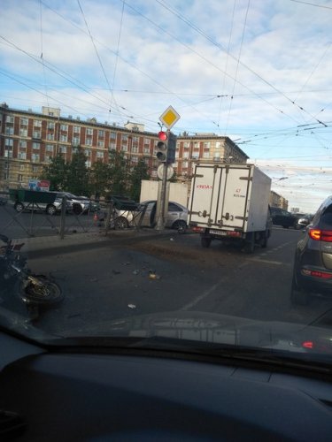 Мотоциклист столкнулся с двумя машинами в Петербурге (2)