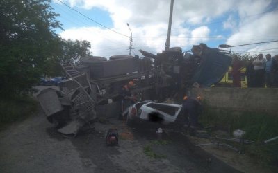 В Ставрополе бетономешалка раздавила «Ниву»: погибли два человека