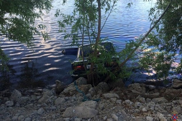 Женщина-водитель погибла при падении машины в озеро под Волгоградом