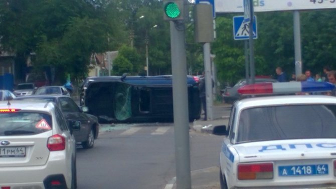 В центре Саратова опрокинулся внедорожник (1)