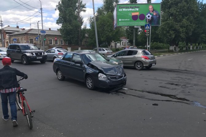 В центре Саратова опрокинулся внедорожник (4)