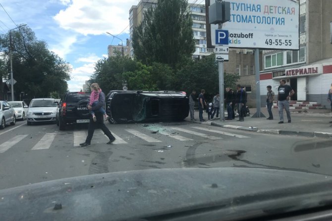 В центре Саратова опрокинулся внедорожник (6)