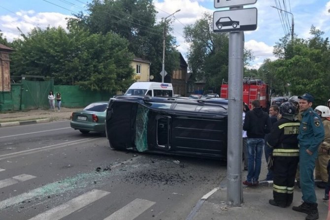 В центре Саратова опрокинулся внедорожник (3)