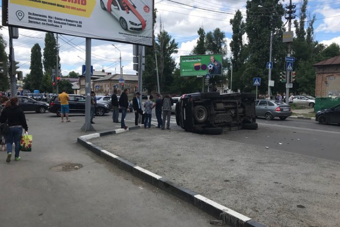 В центре Саратова опрокинулся внедорожник (5)