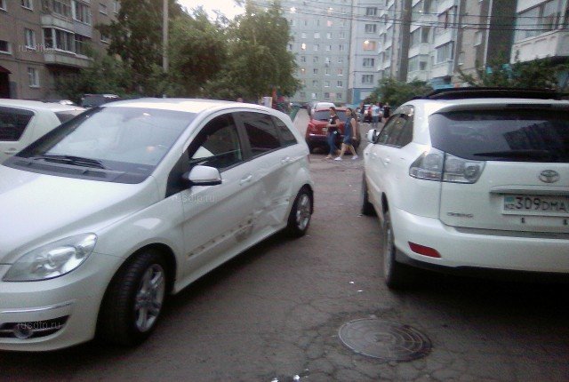 В Красноярске толпа устроила самосуд над пьяным инвалидом, разбившим более 10 машин 6