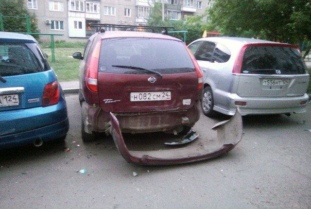 В Красноярске толпа устроила самосуд над пьяным инвалидом, разбившим более 10 машин 3