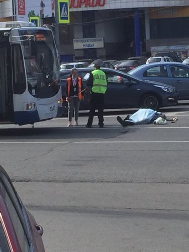 В Петербурге троллейбус насмерть сбил пешехода (2)