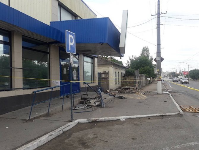 В Симферополе иномарка снесла ограждение у магазина и вылетела на тротуар (2)