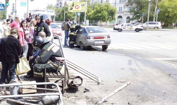 В Челябинске ВАЗ врезался в остановку с людьми есть пострадавшие (2)