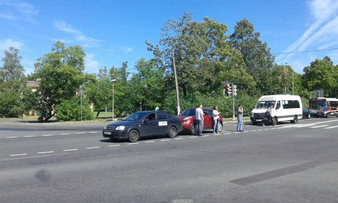 В Петергофе водитель маршрутки протаранил две легковушки (2)