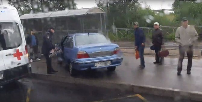 На Петергофском шоссе иномарка врезалась в остановку с людьми